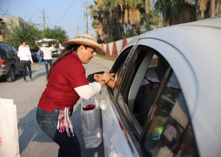 Ana Laura fortalece el respaldo de los residentes del Distrito II de NLD