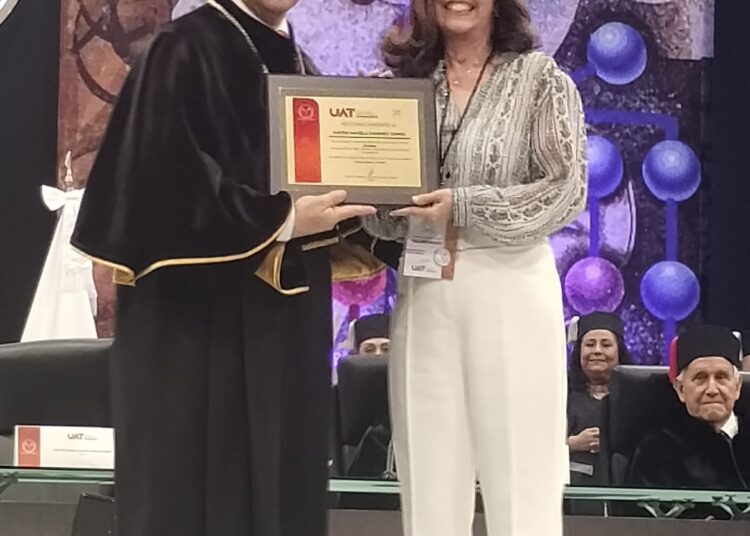 Reconoce Rector de la UAT a maestros de la FDCSV por sus años de servicio