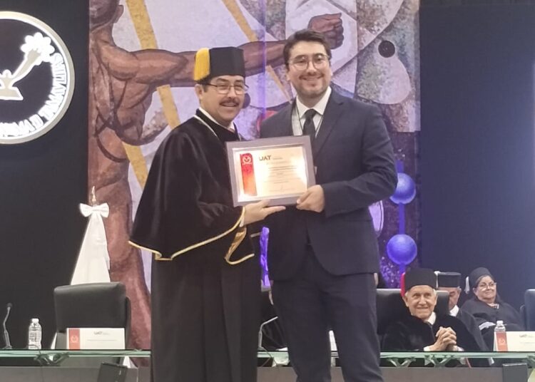 Reconoce Rector de la UAT a maestros de la FDCSV por sus años de servicio