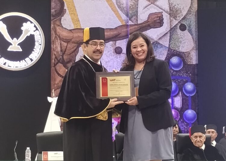 Reconoce Rector de la UAT a maestros de la FDCSV por sus años de servicio