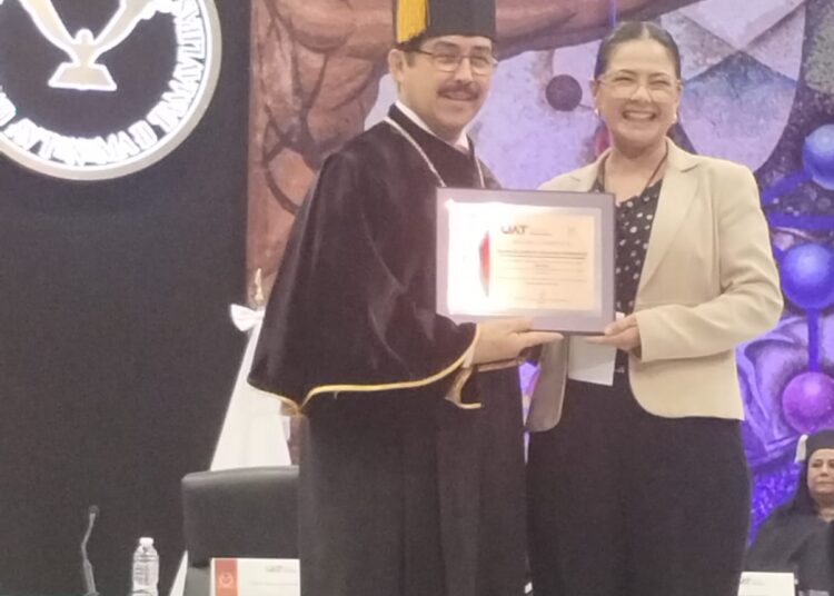 Reconoce Rector de la UAT a maestros de la FDCSV por sus años de servicio