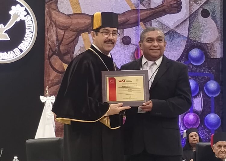 Reconoce Rector de la UAT a maestros de la FDCSV por sus años de servicio