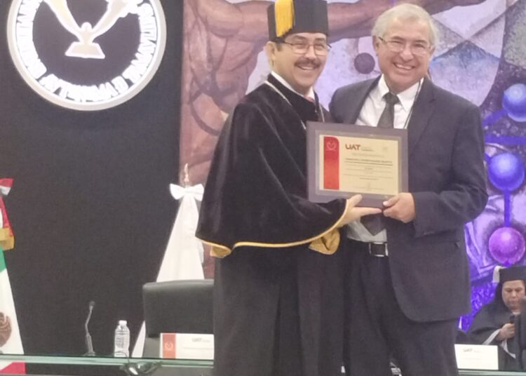 Reconoce Rector de la UAT a maestros de la FDCSV por sus años de servicio