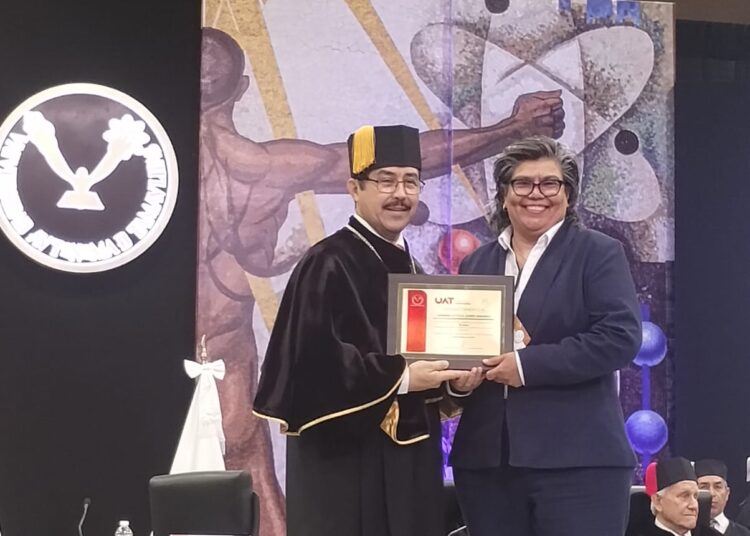Reconoce Rector de la UAT a maestros de la FDCSV por sus años de servicio
