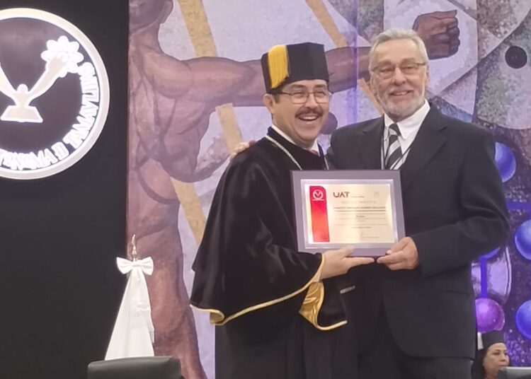 Reconoce Rector de la UAT a maestros de la FDCSV por sus años de servicio