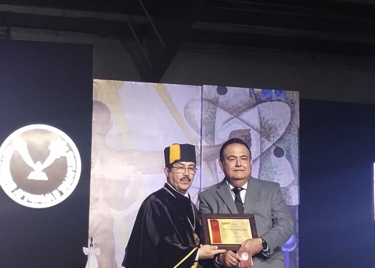 Reconoce Rector de la UAT a maestros de la FDCSV por sus años de servicio