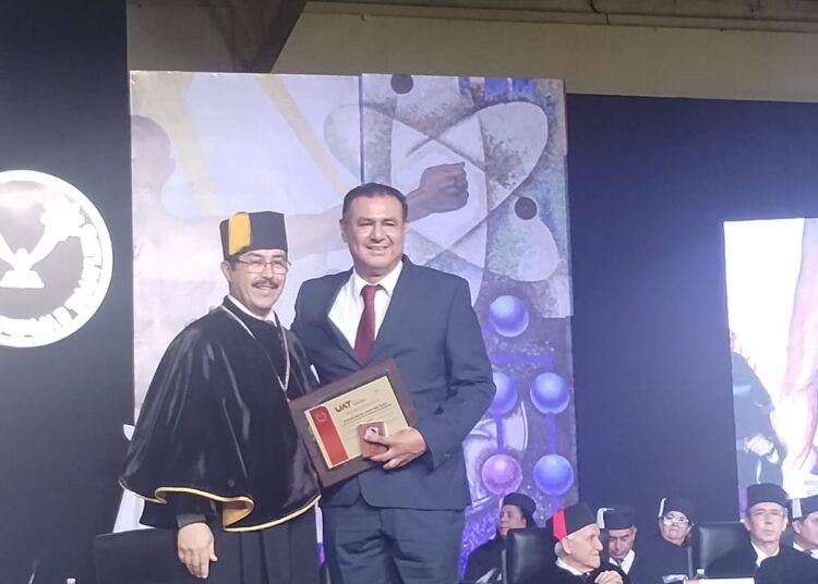 Reconoce Rector de la UAT a maestros de la FDCSV por sus años de servicio