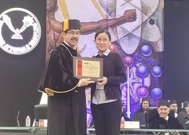 Reconoce Rector de la UAT a maestros de la FDCSV por sus años de servicio