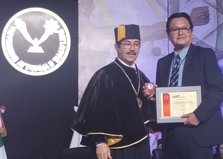 Reconoce Rector de la UAT a maestros de la FDCSV por sus años de servicio