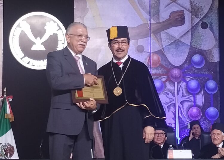 Reconoce Rector de la UAT a maestros de la FDCSV por sus años de servicio