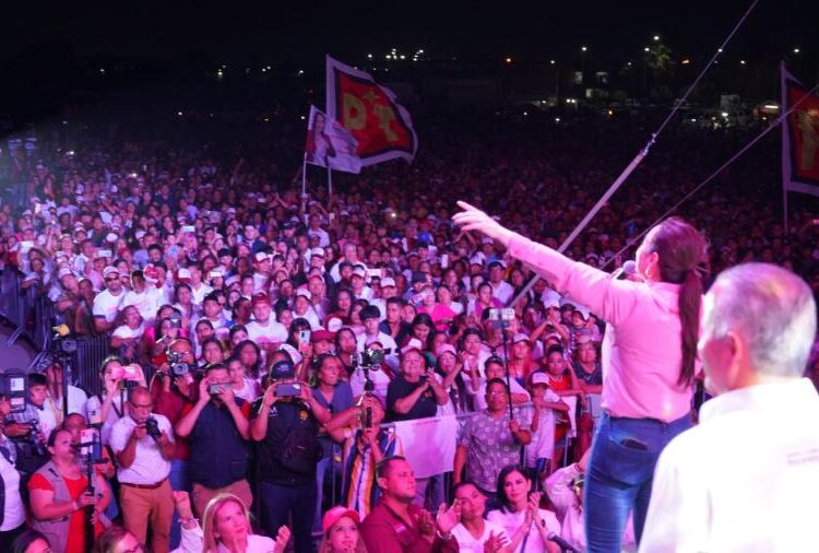 Con espectacular concierto, celebra Carmen Lilia a Mamás Neolaredenses