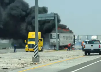 Tras grave accidente en la Nuevo Laredo-Monterrey, persisten largas filas