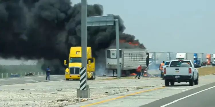 Tras grave accidente en la Nuevo Laredo-Monterrey, persisten largas filas