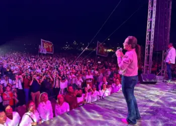 Con espectacular concierto, celebra Carmen Lilia a Mamás Neolaredenses