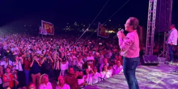 Con espectacular concierto, celebra Carmen Lilia a Mamás Neolaredenses
