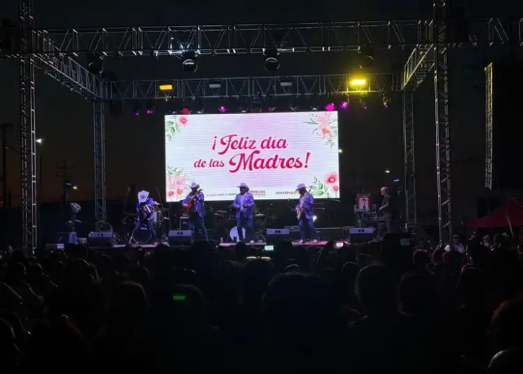 Con espectacular concierto, celebra Carmen Lilia a Mamás Neolaredenses