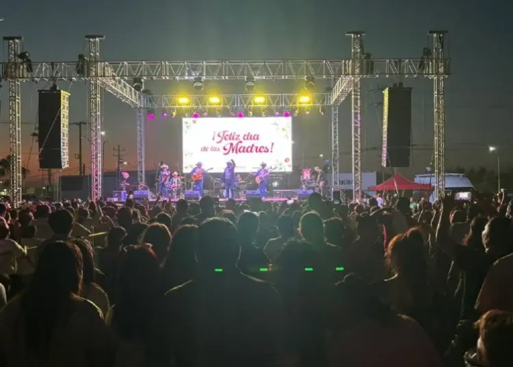 Con espectacular concierto, celebra Carmen Lilia a Mamás Neolaredenses