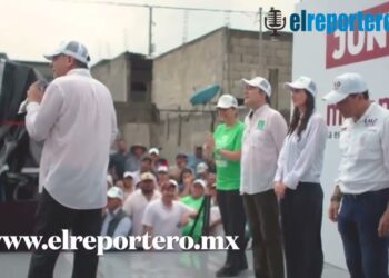 Lalo Gattas y Eugenio Hernández Flores, caminan por Victoria