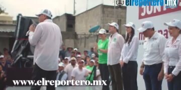 Lalo Gattas y Eugenio Hernández Flores, caminan por Victoria