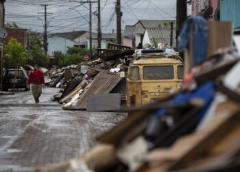 Porto Alegre cumple un mes inundada mientras retira miles de toneladas de basura