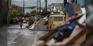Porto Alegre cumple un mes inundada mientras retira miles de toneladas de basura