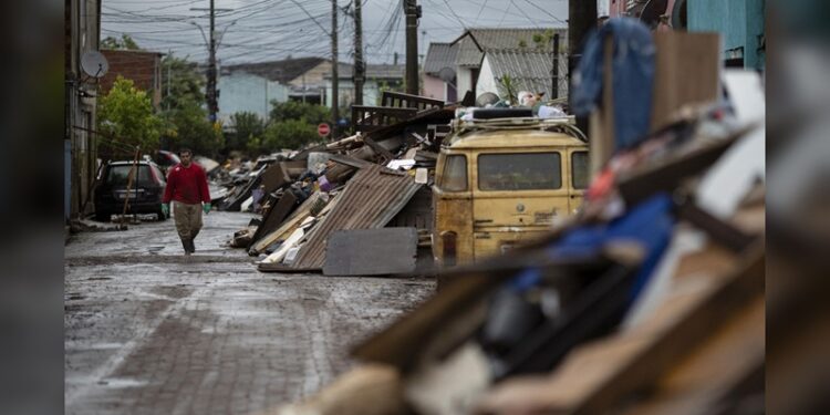Porto Alegre cumple un mes inundada mientras retira miles de toneladas de basura