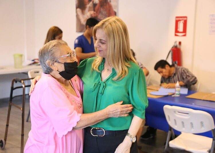 Aída Féres de Nader continúa atendiendo con amor y compromiso a los adultos mayores