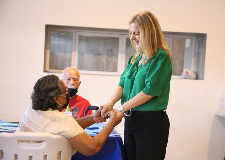 Aída Féres de Nader continúa atendiendo con amor y compromiso a los adultos mayores