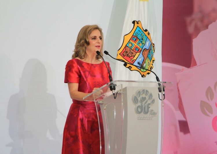 Aída Féres de Nader continúa atendiendo con amor y compromiso a los adultos mayores