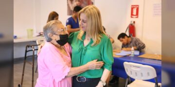 Aída Féres de Nader continúa atendiendo con amor y compromiso a los adultos mayores
