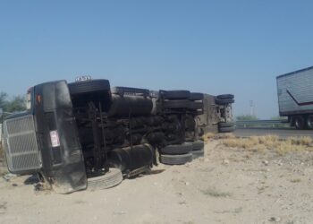 Alerta: circulación cerrada de sur a norte por volcadura en Carretera Federal 101