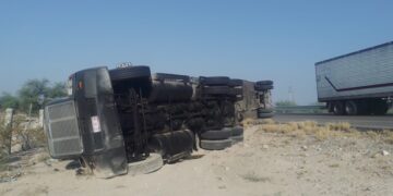 Alerta: circulación cerrada de sur a norte por volcadura en Carretera Federal 101