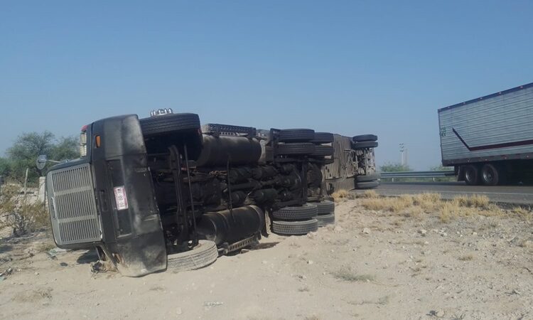 Alerta: circulación cerrada de sur a norte por volcadura en Carretera Federal 101
