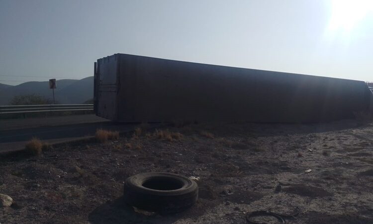 Alerta: circulación cerrada de sur a norte por volcadura en Carretera Federal 101