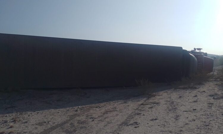 Alerta: circulación cerrada de sur a norte por volcadura en Carretera Federal 101