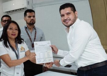 Beto Granados recibe constancia como ganador en Matamoros