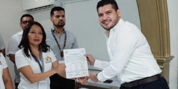 Beto Granados recibe constancia como ganador en Matamoros