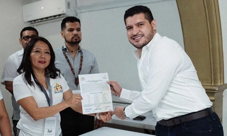 Beto Granados recibe constancia como ganador en Matamoros