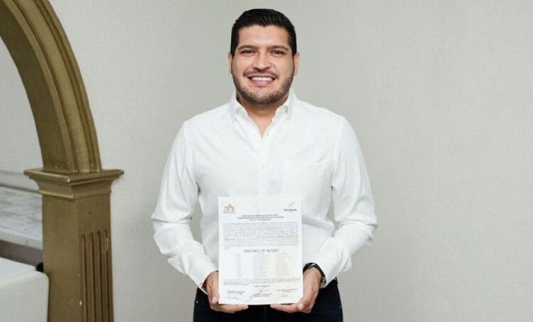 Beto Granados recibe constancia como ganador en Matamoros