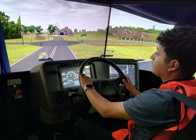 Brinda IMJUVE beca del 60% en capacitación para ser operador de autotransporte de carga