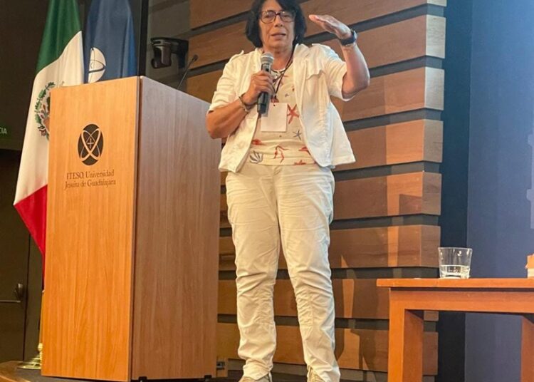 Científica de la UAT imparte taller internacional sobre construcción con tierra