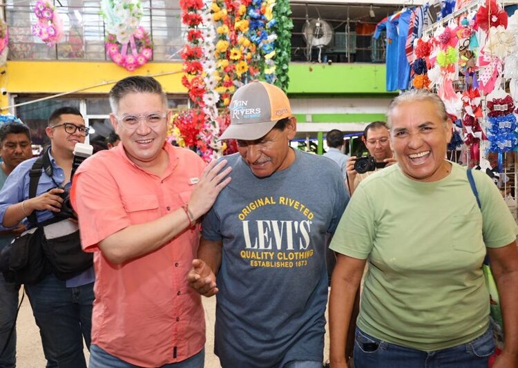 Dialoga presidente en funciones con locatarios del Mercado Argüelles
