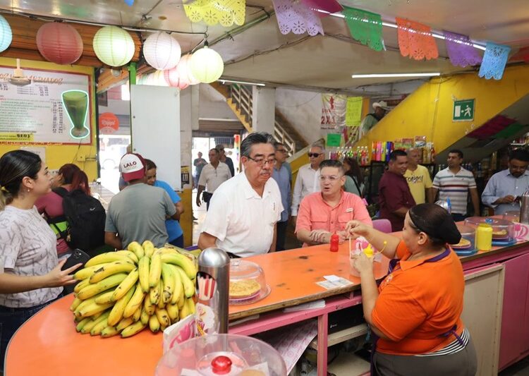Dialoga presidente en funciones con locatarios del Mercado Argüelles