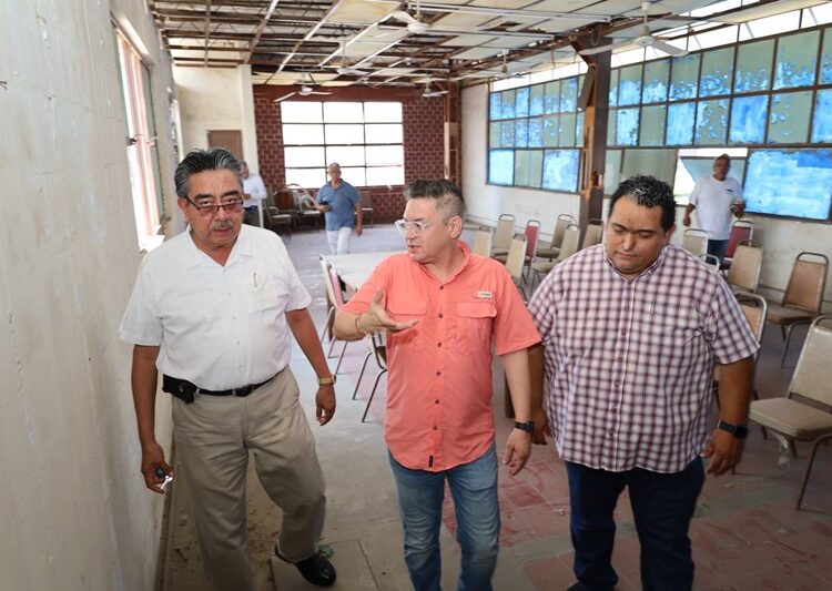 Dialoga presidente en funciones con locatarios del Mercado Argüelles