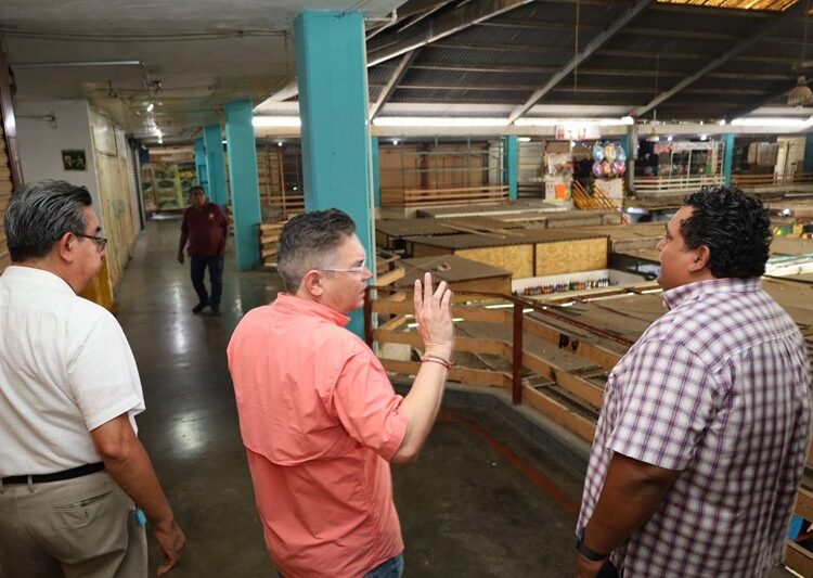 Dialoga presidente en funciones con locatarios del Mercado Argüelles