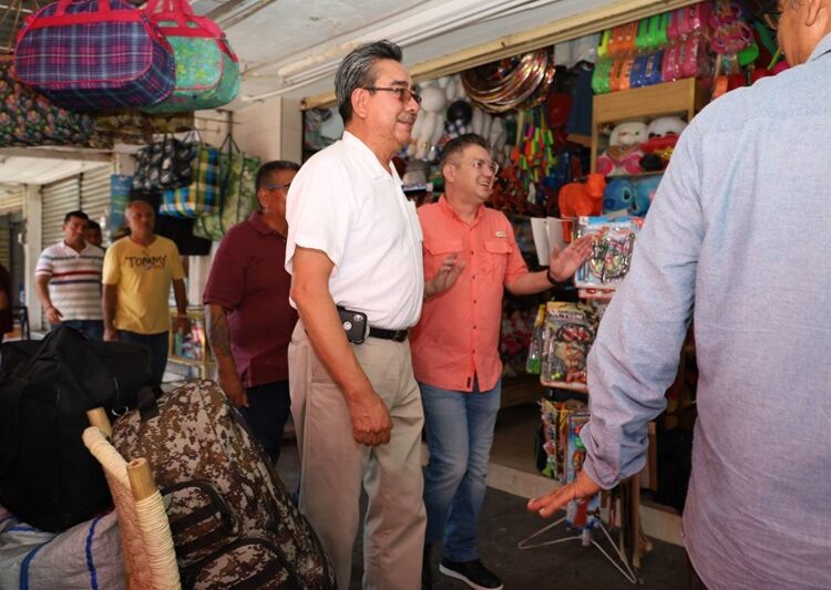 Dialoga presidente en funciones con locatarios del Mercado Argüelles