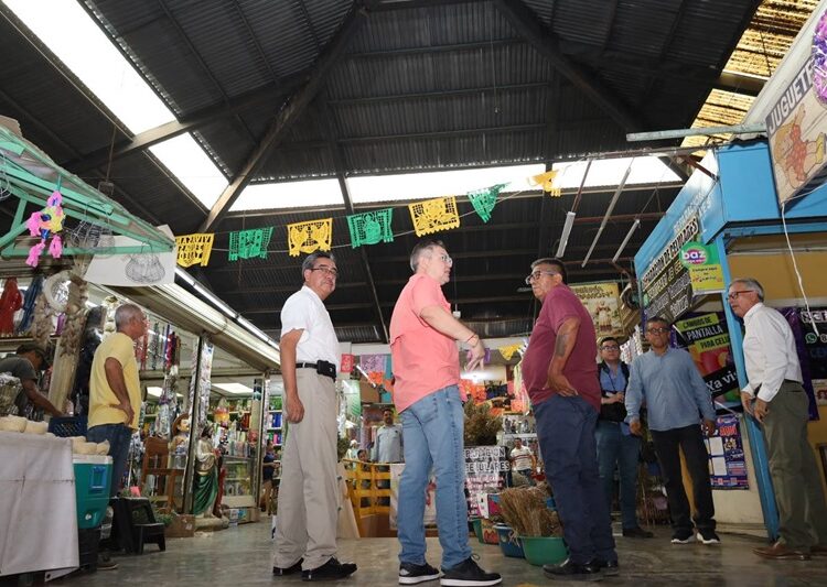 Dialoga presidente en funciones con locatarios del Mercado Argüelles