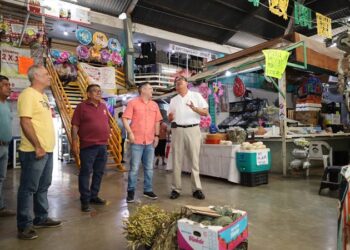 Dialoga presidente en funciones con locatarios del Mercado Argüelles