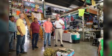 Dialoga presidente en funciones con locatarios del Mercado Argüelles