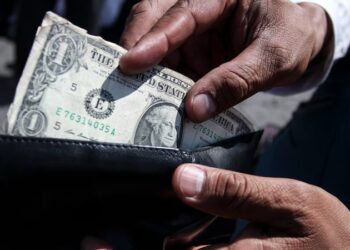 Peso continúa con su desplome: alcanza las 18.76 unidades por dólar este miércoles